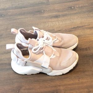 Nike Women's Air Huarache City Low Partical Rose/Pink/White Running Shoe Size 9